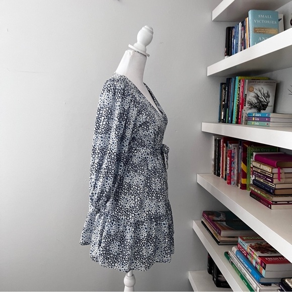 Madewell Blue & White Crinkle Wrap Mini Dress in Quilted Floral Sz 2 - Picture 11 of 16